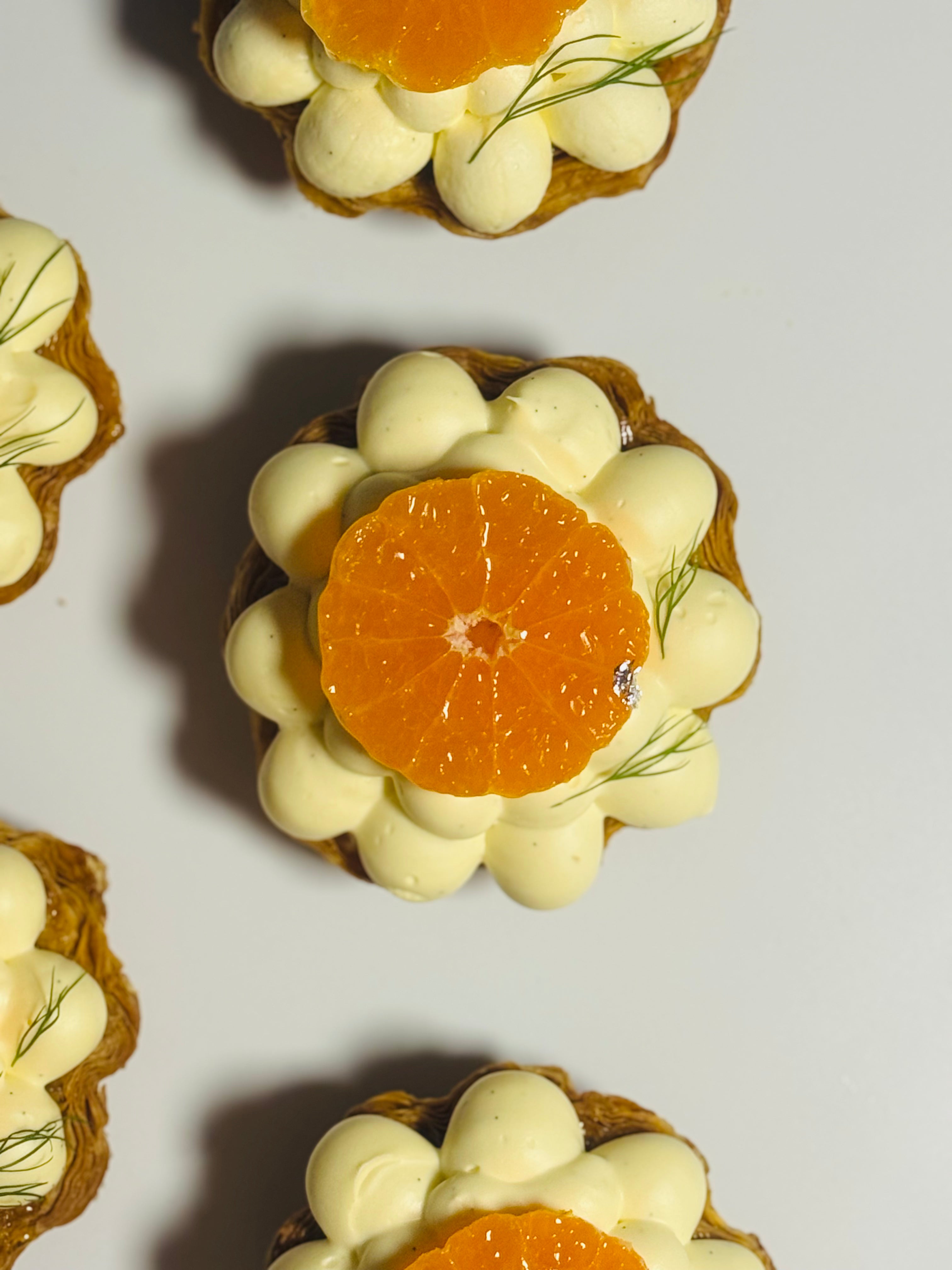 清柚蜜柑酥皮撻整體呈現，叼草與銀箔點綴 | Yuzu Mandarin Feuilleté Tart styled with herb decoration and sliver leaf | L'Œuf 樂芙