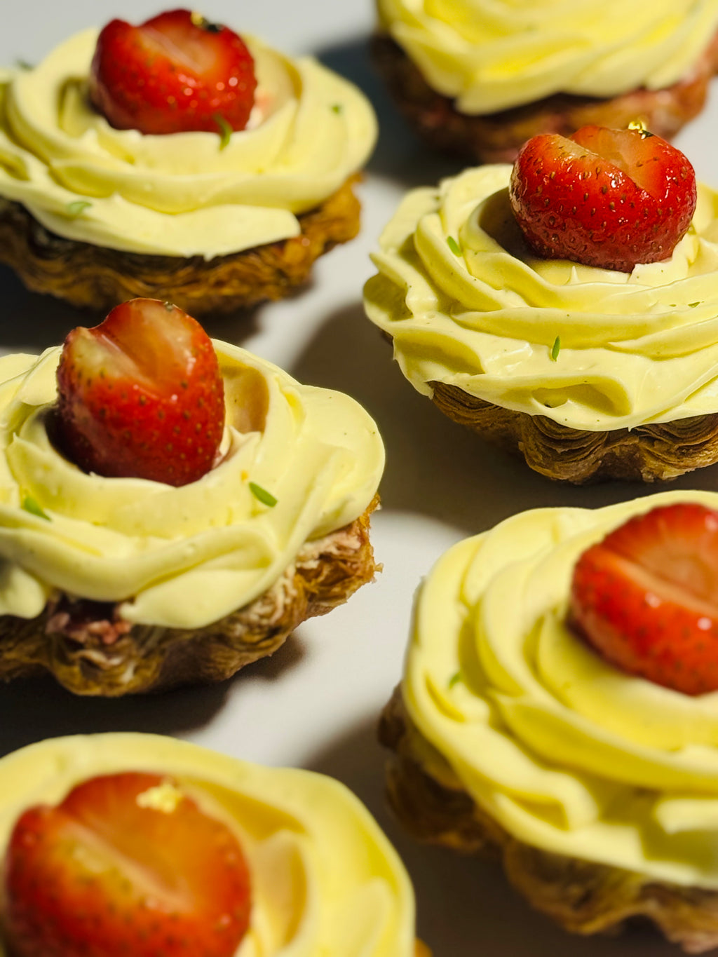 草莓酥皮撻整體呈現，百里香與金箔點綴 | Strawberry Feuilleté Tart styled with thyme and gold leaf | L'Œuf 樂芙