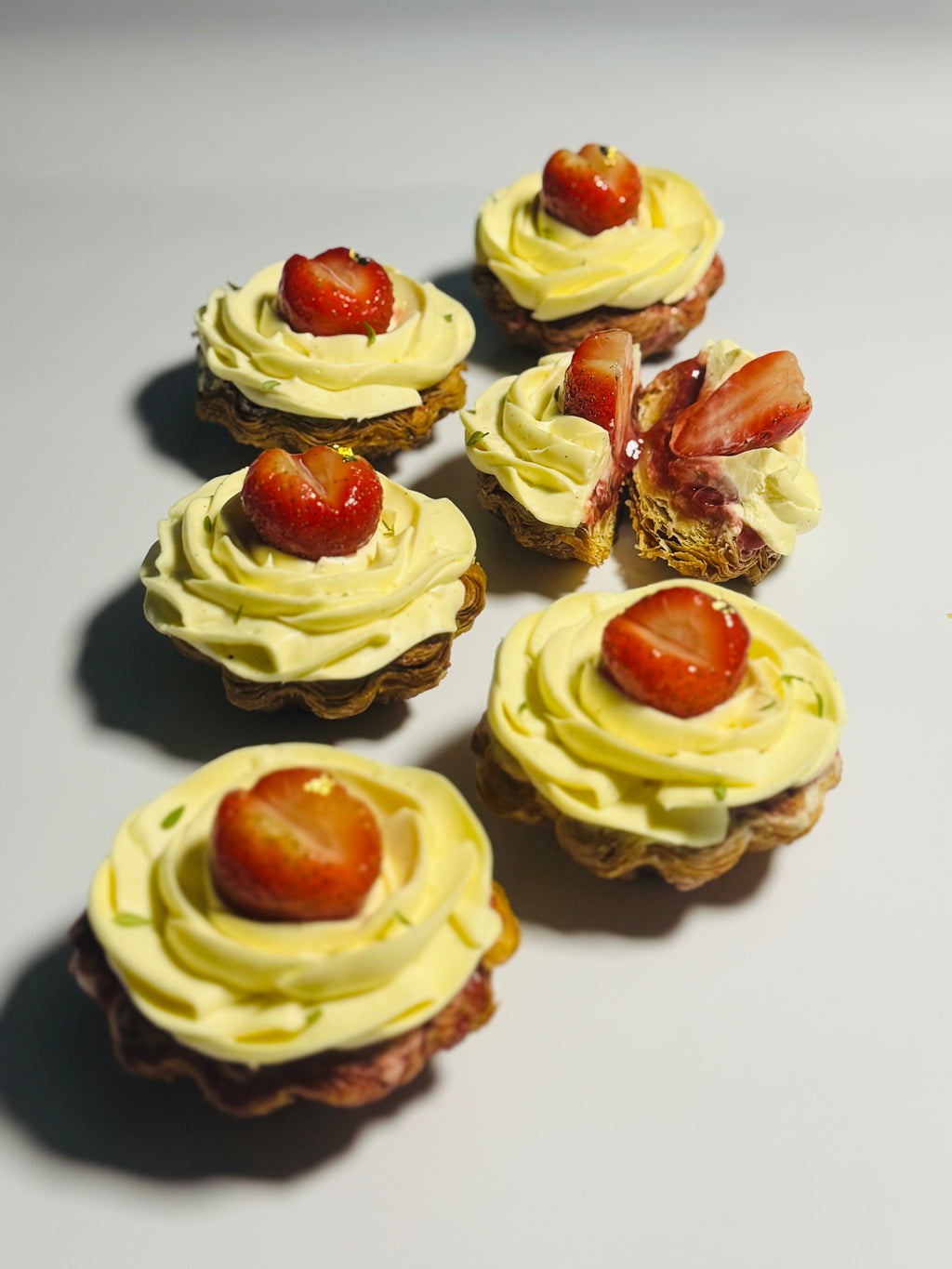 草莓酥皮撻層次特寫，香草甘那許與杏仁奶油內餡 | Strawberry Feuilleté Tart cross section with vanilla ganache and almond cream | L'Œuf 樂芙