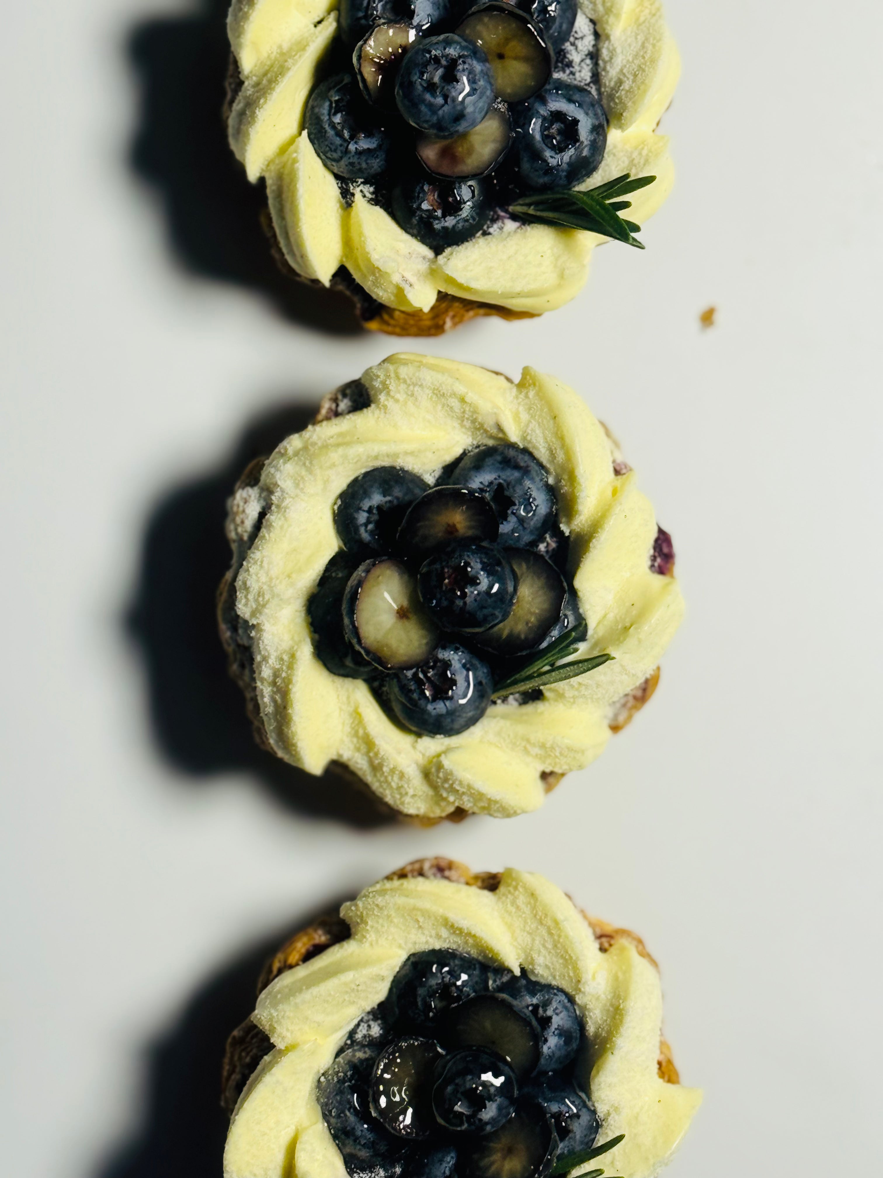 藍莓香草酥皮撻整體呈現，迷迭香點綴 | Blueberry Vanilla Feuilleté Tart styled with rosemary decoration | L'Œuf 樂芙