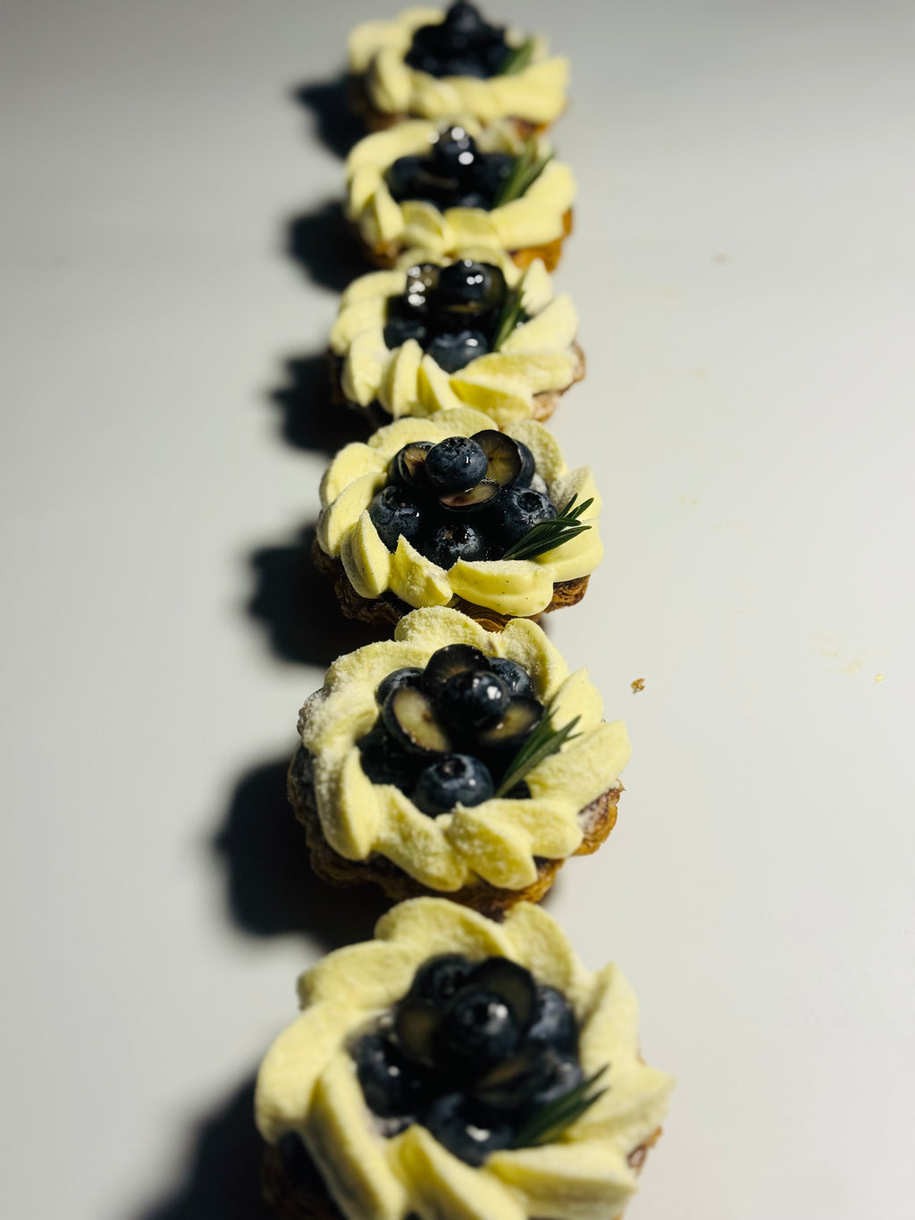 藍莓香草酥皮撻，酥脆千層皮配新鮮藍莓與迷迭香 | Blueberry Vanilla Feuilleté Tart with fresh blueberries and rosemary | L'Œuf 樂芙