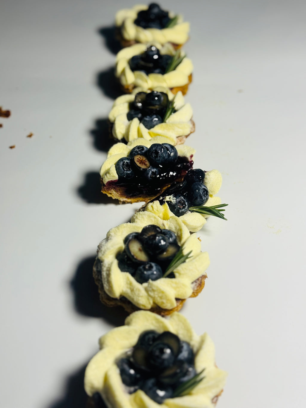 藍莓香草酥皮撻層次特寫，藍莓杏仁奶油與香草甘那許內餡 | Blueberry Vanilla Feuilleté Tart cross section with blueberry almond cream and vanilla ganache | L'Œuf 樂芙