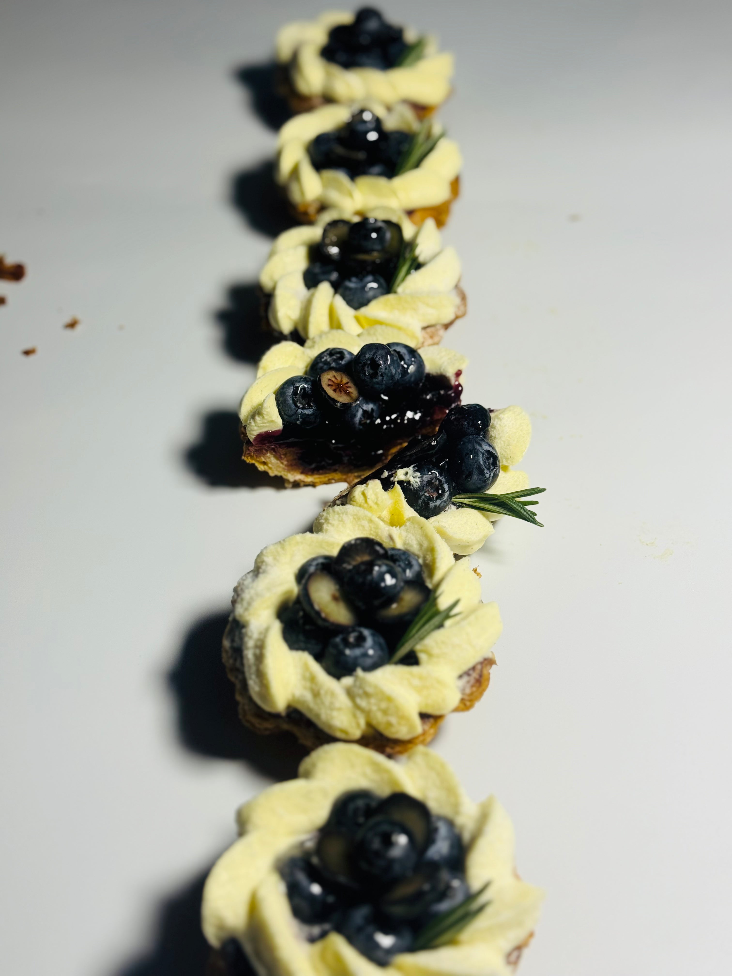 藍莓香草酥皮撻層次特寫，藍莓杏仁奶油與香草甘那許內餡 | Blueberry Vanilla Feuilleté Tart cross section with blueberry almond cream and vanilla ganache | L'Œuf 樂芙