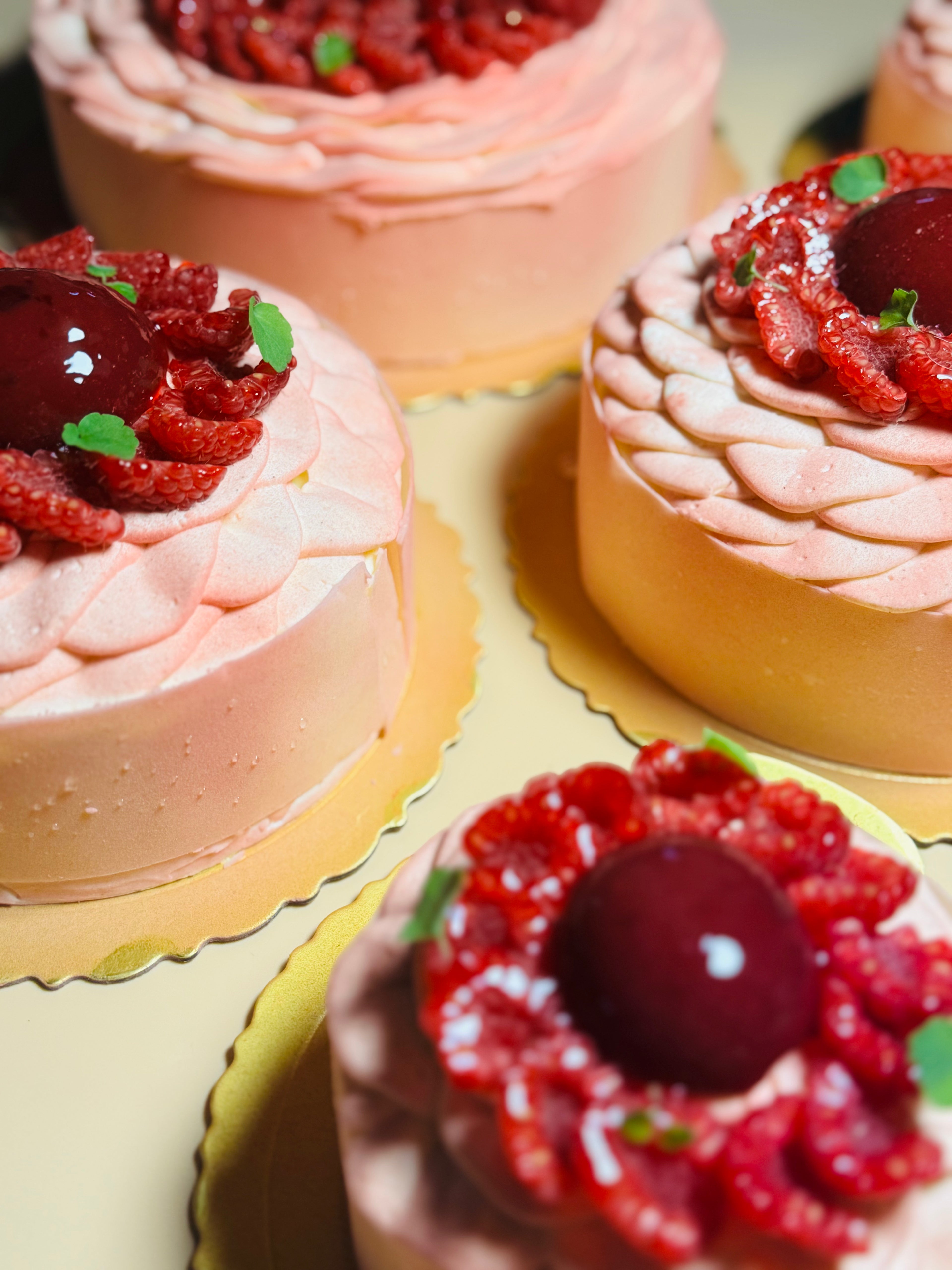 法式覆盆子香草慕絲蛋糕 French Raspberry Vanilla Mousse Cake — Side View | L'Œuf 樂芙
