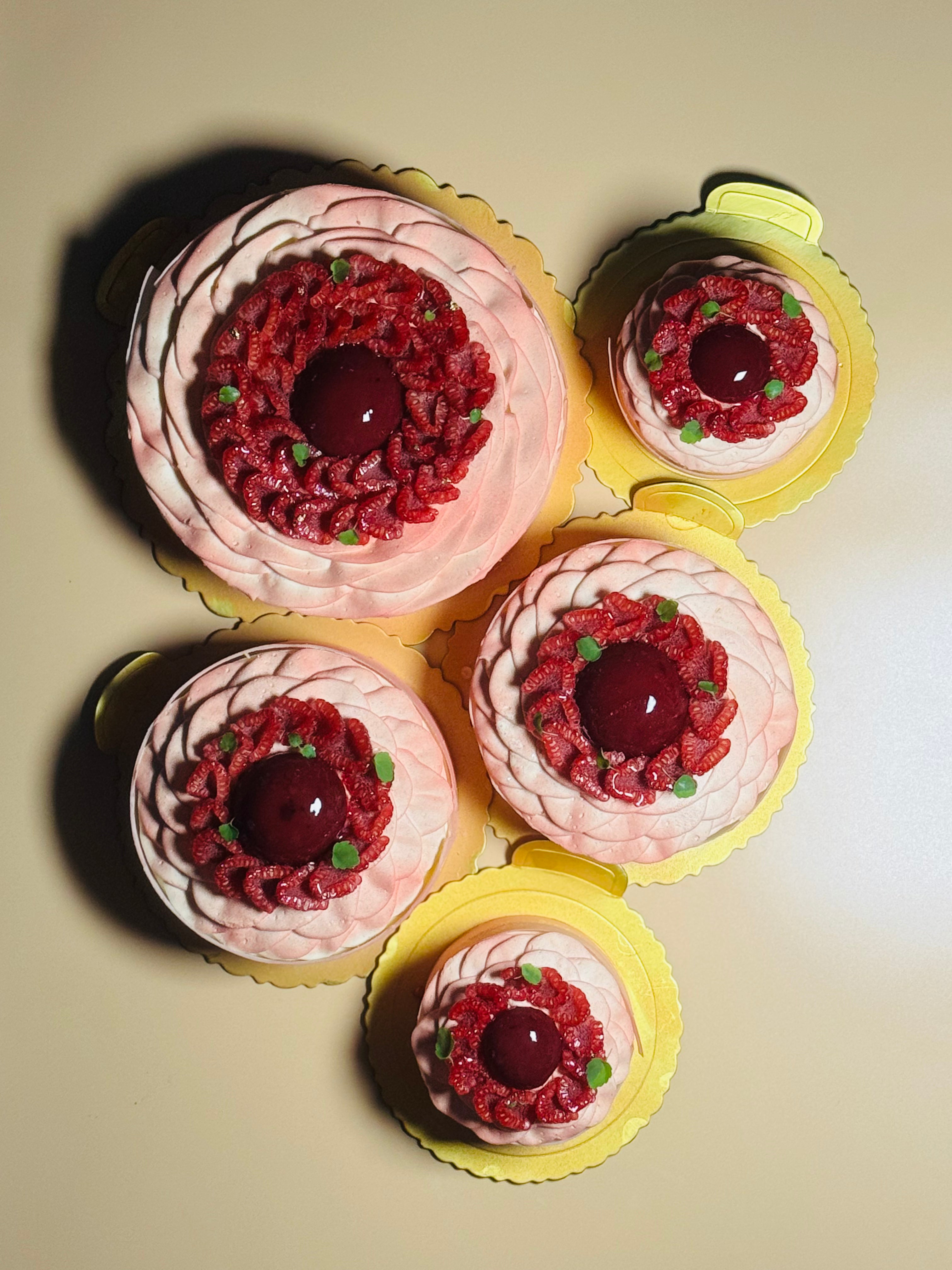 法式覆盆子香草慕絲蛋糕 French Raspberry Vanilla Mousse Cake  — Close-up | L'Œuf 樂芙
