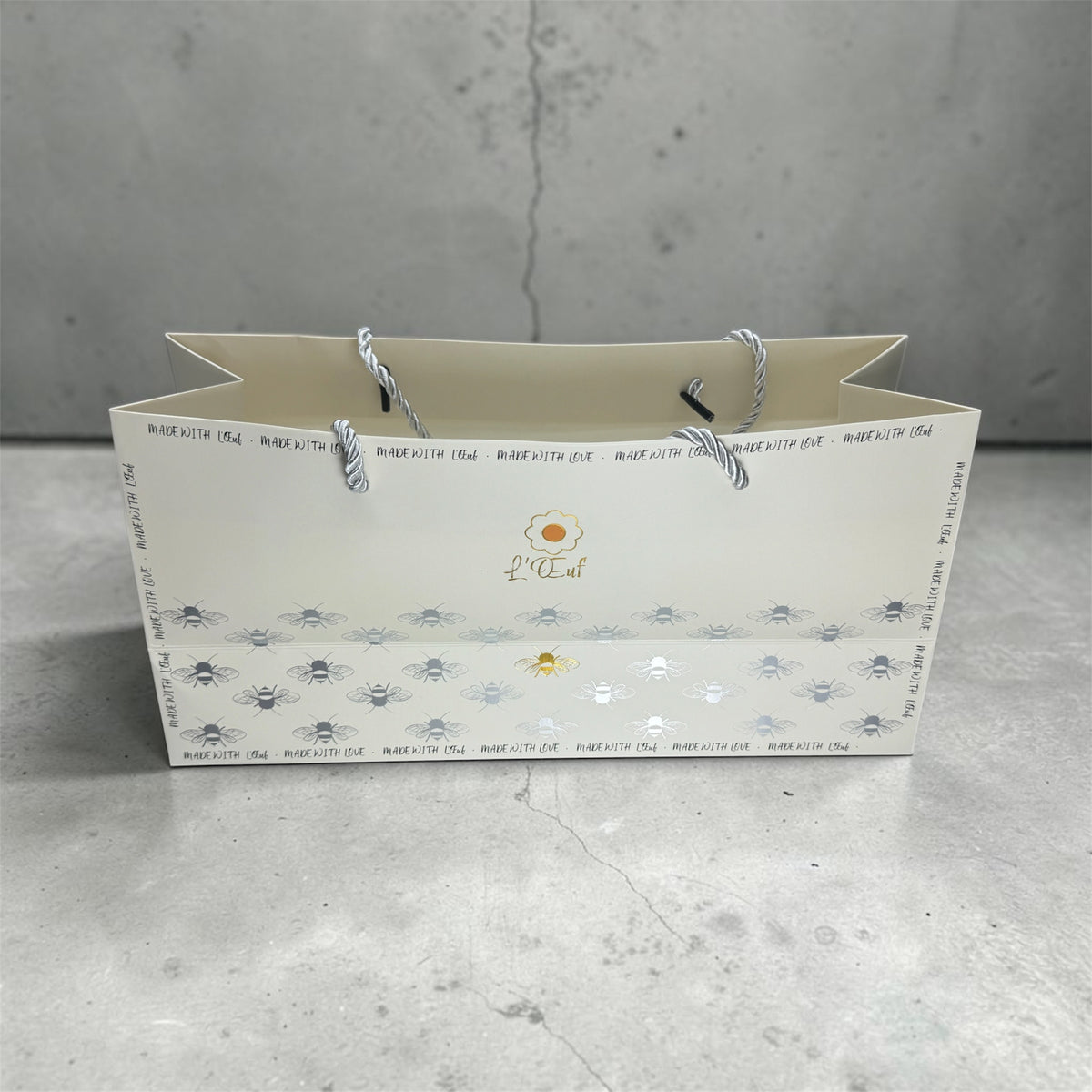 L’Œuf 細袋，可放 6 盒單件裝或 2 盒中盒。L’Œuf small bag, fits 6 single-tart boxes or 2 medium boxes.