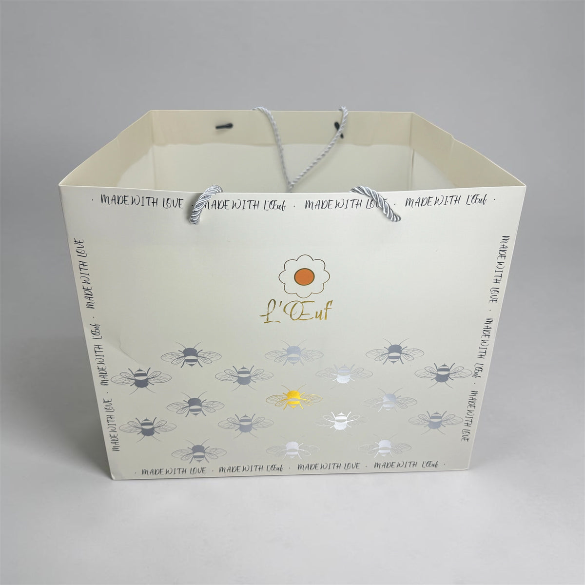 L’Œuf 中袋，可放 27 盒單件裝、9 盒中盒或 3 盒大盒。L’Œuf medium bag, fits 27 single-tart boxes, 9 medium boxes or 3 large boxes.
