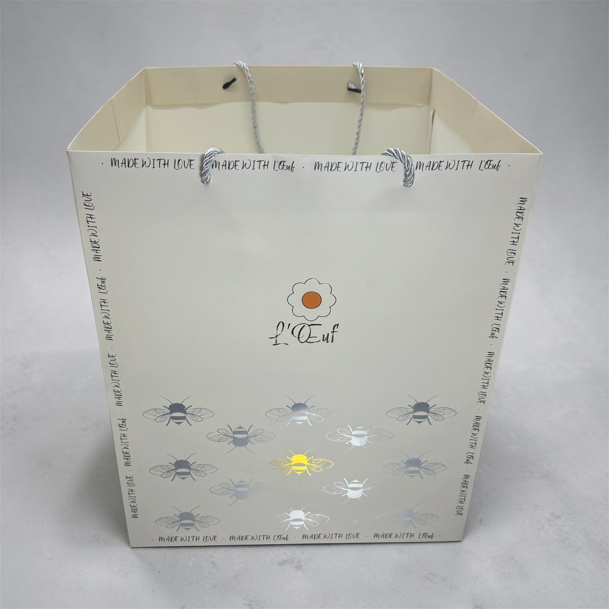 L’Œuf 大袋，可放 36 盒單件裝、12 盒中盒或 4 盒大盒。L’Œuf large bag, fits 36 single-tart boxes, 12 medium boxes or 4 large boxes.